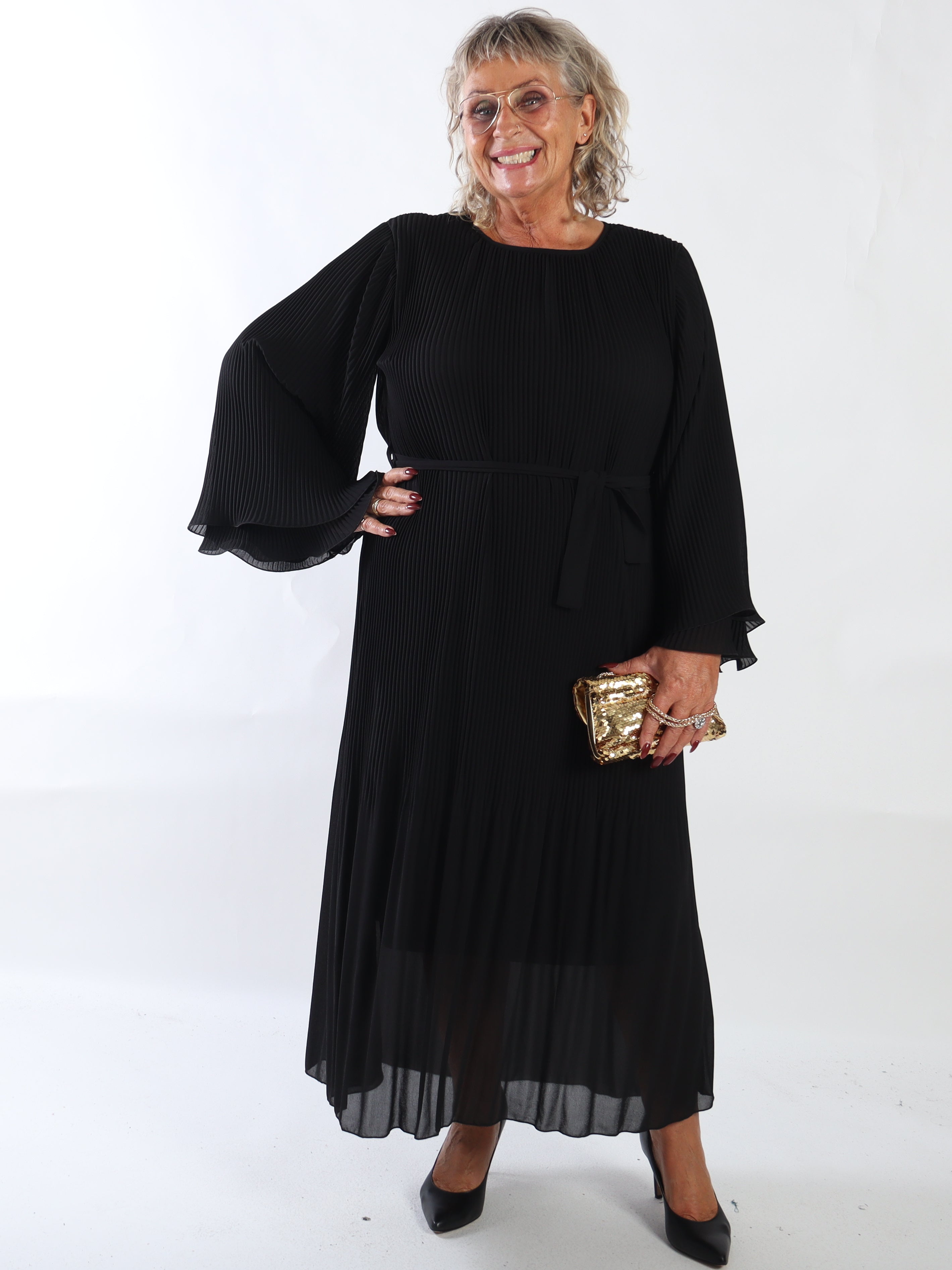 Elegance – Lang plisseret plus size chiffonkjole med smukke flæseærmer